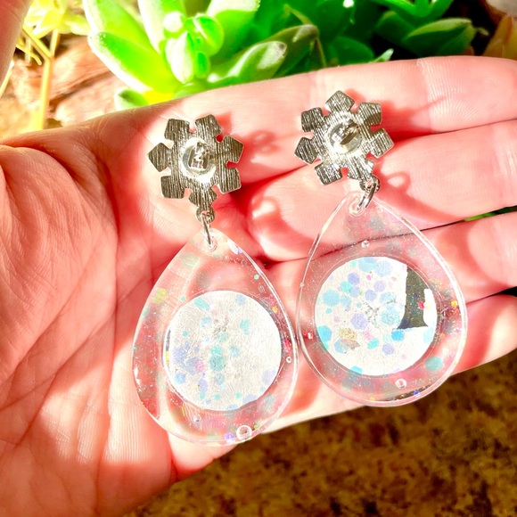 Elsa and Anna Frozen Earrings - Picture 4 of 4